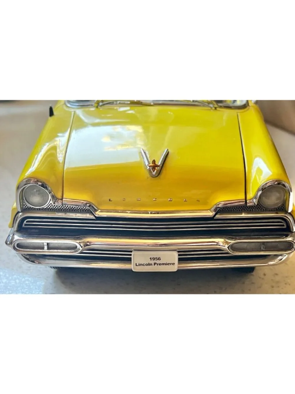 Sun Star 1958 Lincoln Premier Convertible Diecast Model 1:18 Yellow & White